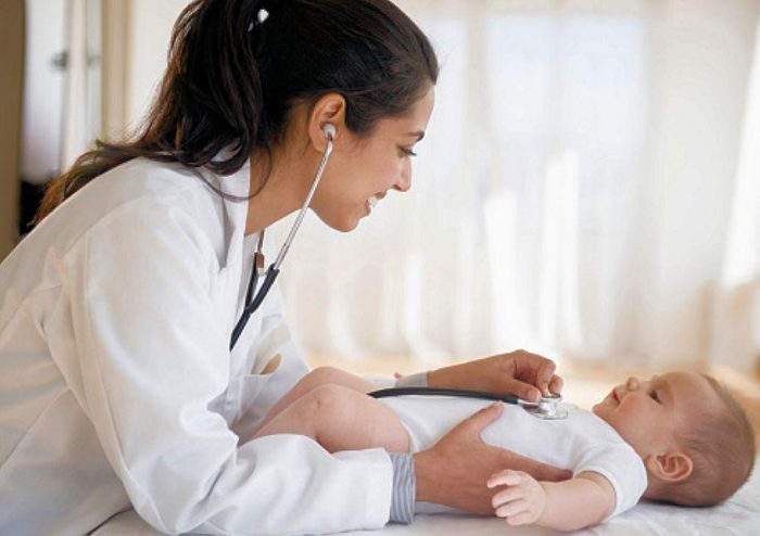 Pediatra revisando a bebé