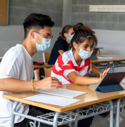 Dos alumnos en examen